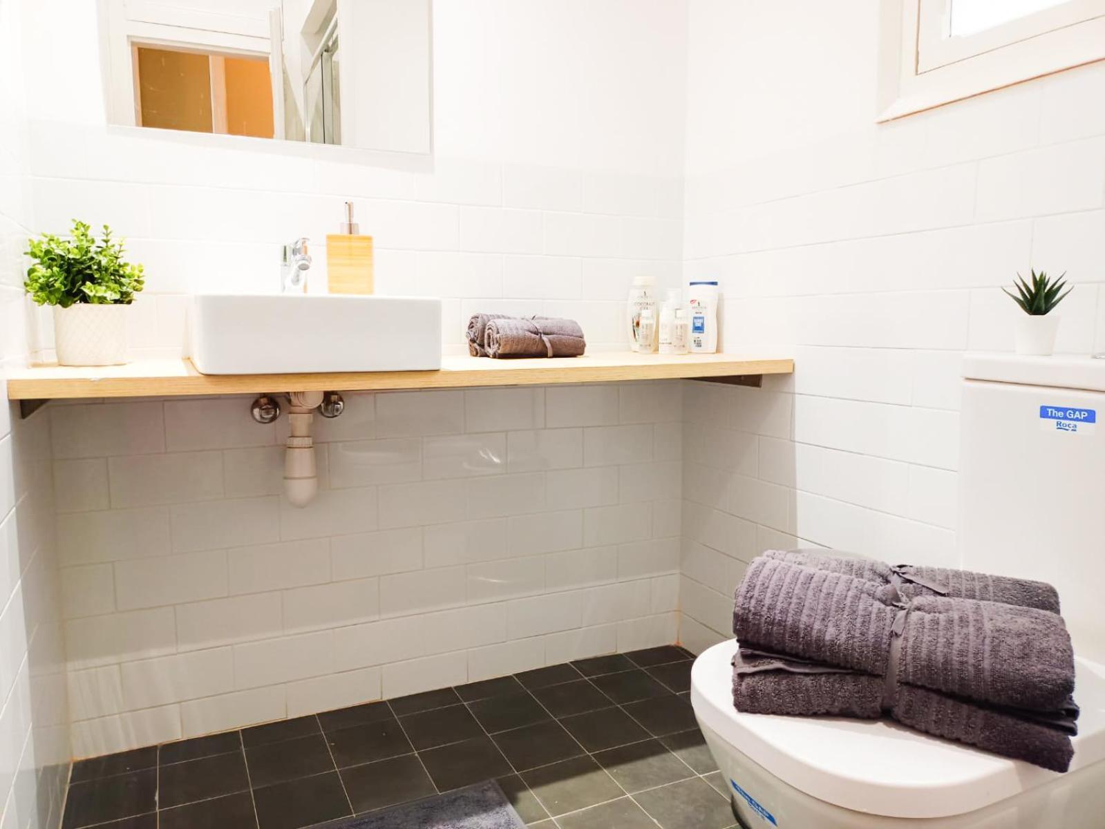 Private Rooms By Plaza Catalunya บาร์เซโลนา ภายนอก รูปภาพ
