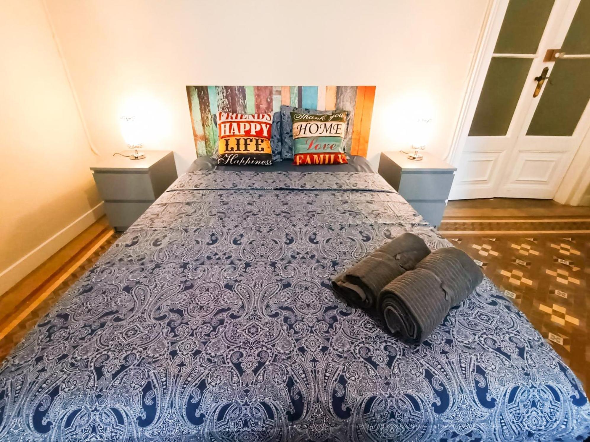 Private Rooms By Plaza Catalunya บาร์เซโลนา ภายนอก รูปภาพ