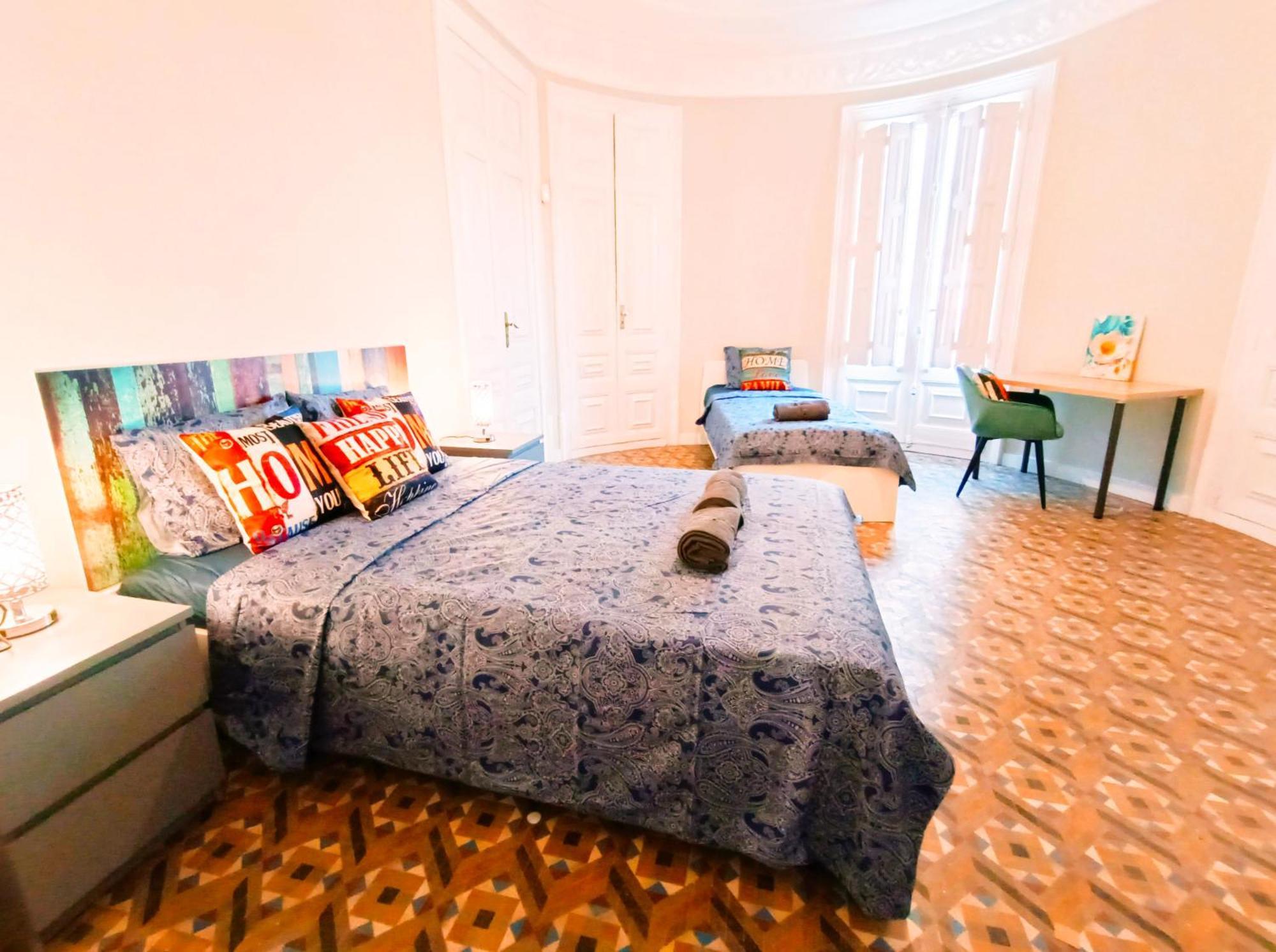 Private Rooms By Plaza Catalunya บาร์เซโลนา ภายนอก รูปภาพ