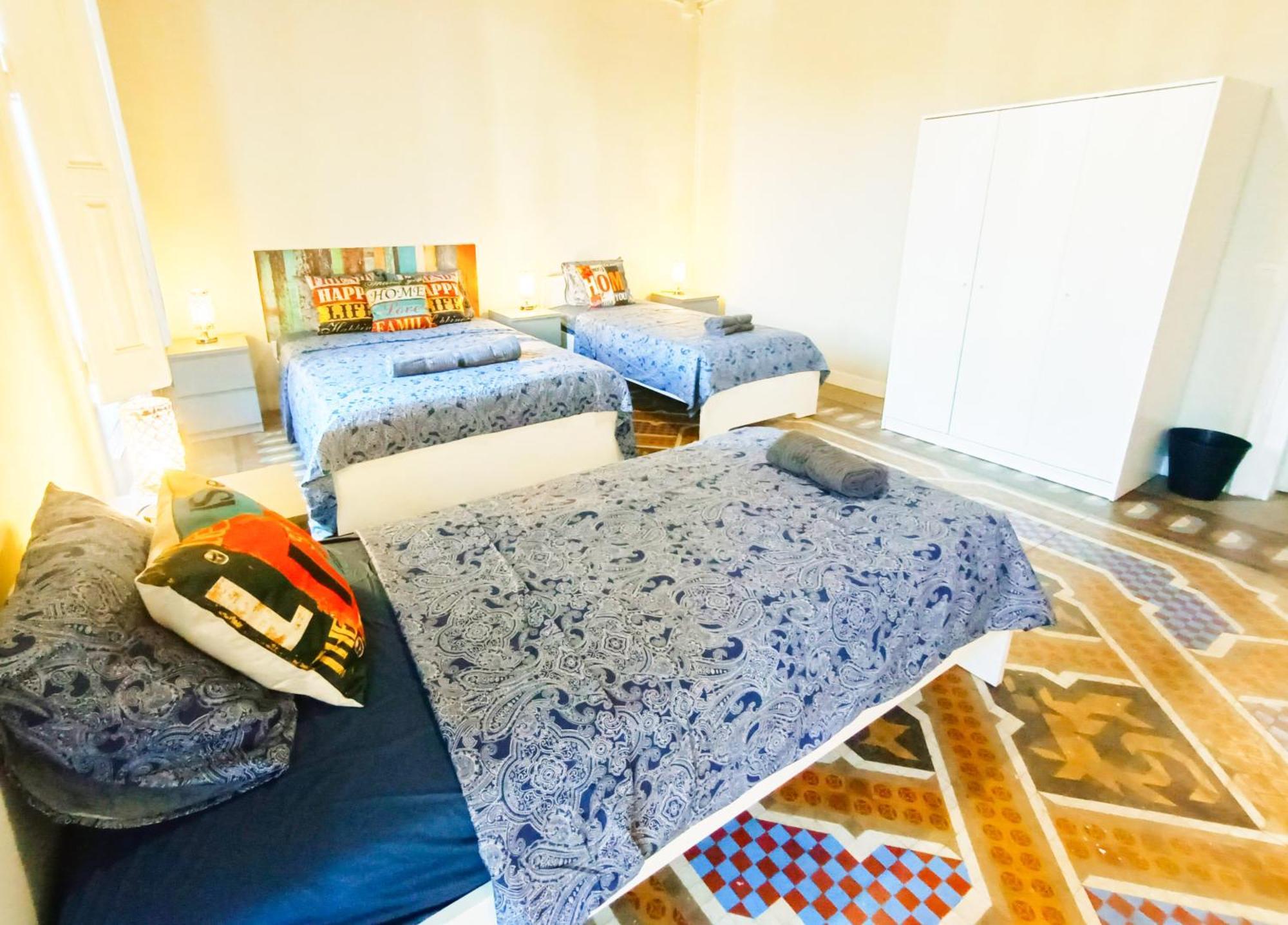 Private Rooms By Plaza Catalunya บาร์เซโลนา ภายนอก รูปภาพ