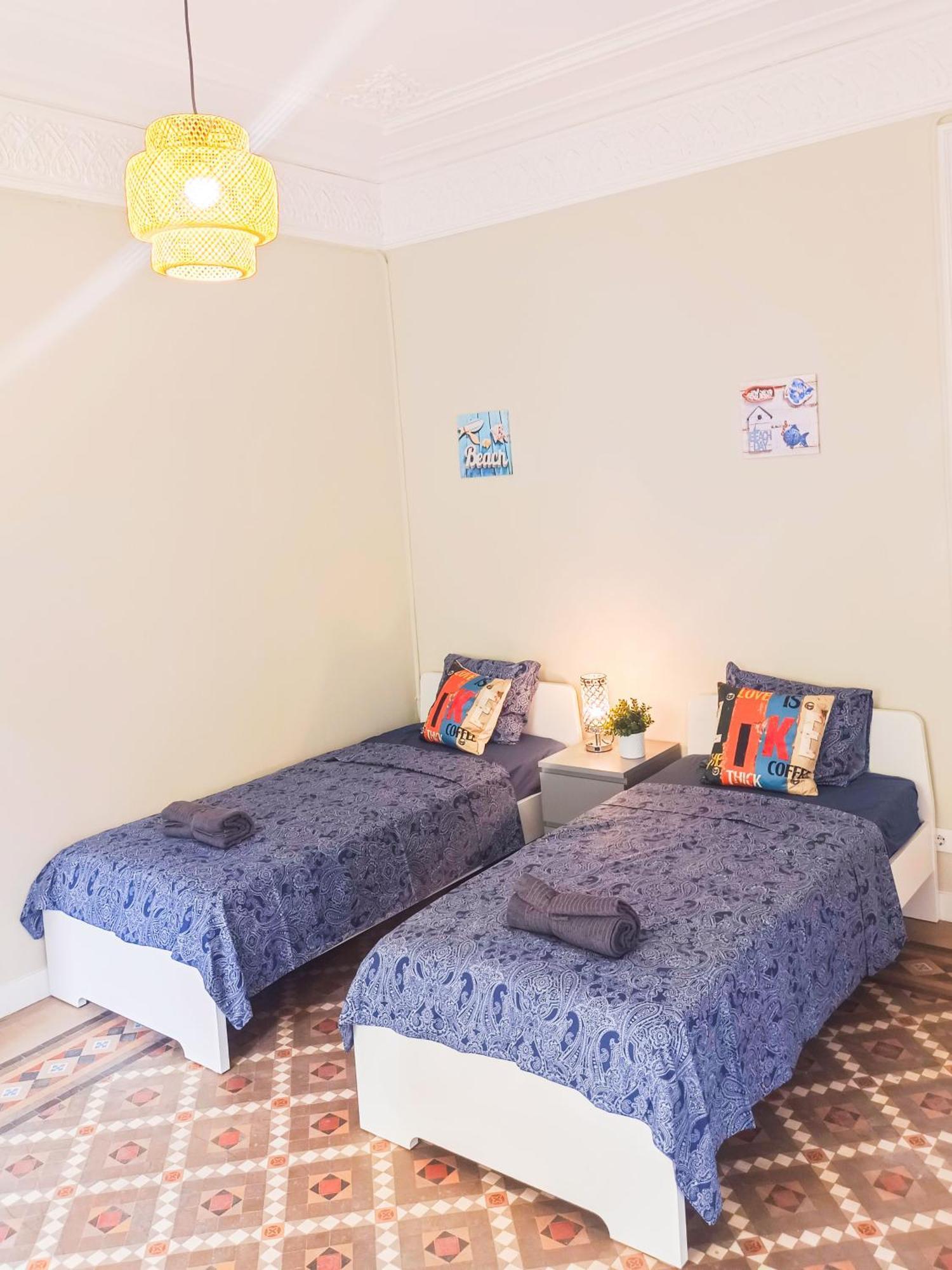 Private Rooms By Plaza Catalunya บาร์เซโลนา ภายนอก รูปภาพ