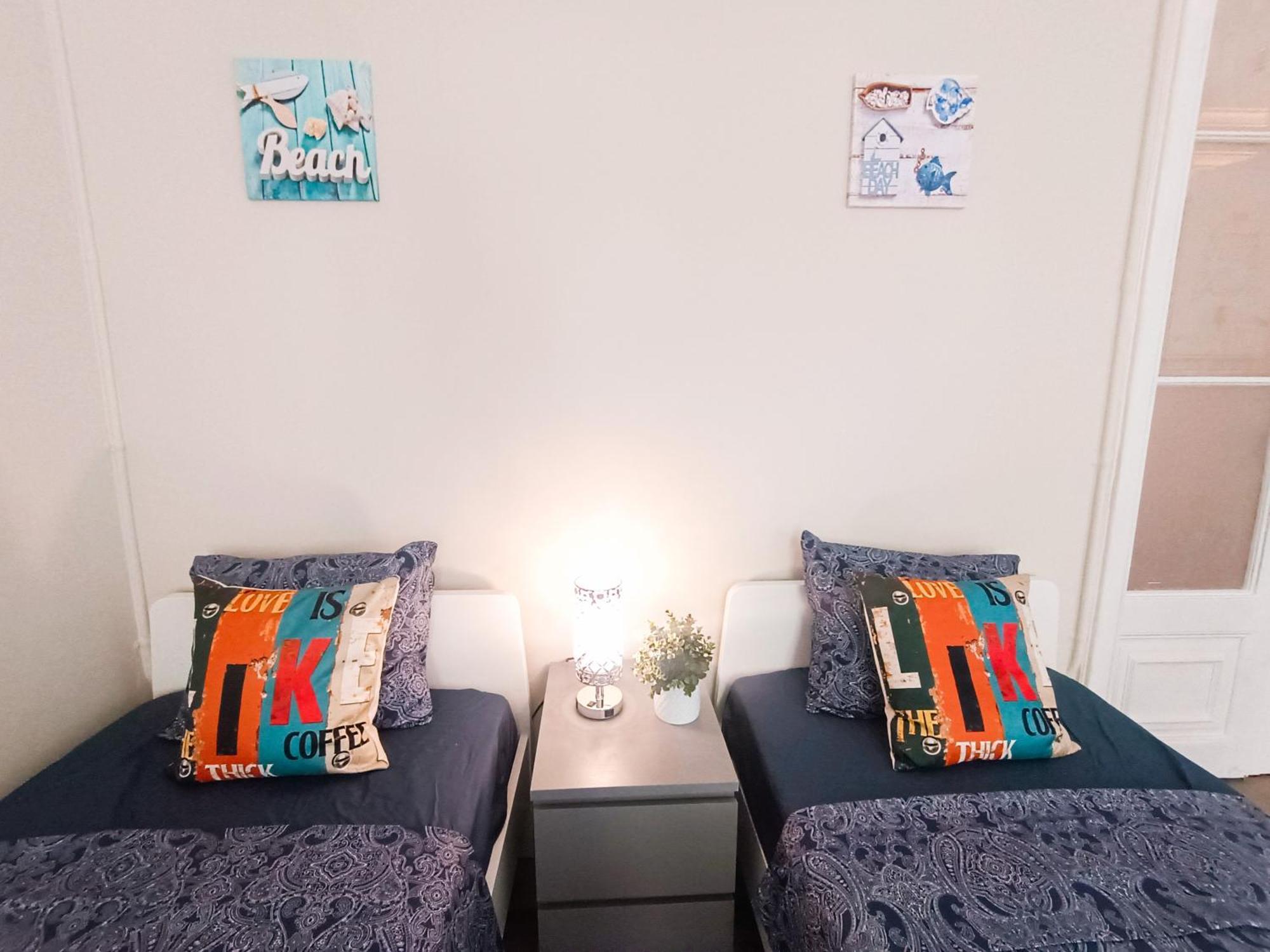 Private Rooms By Plaza Catalunya บาร์เซโลนา ภายนอก รูปภาพ