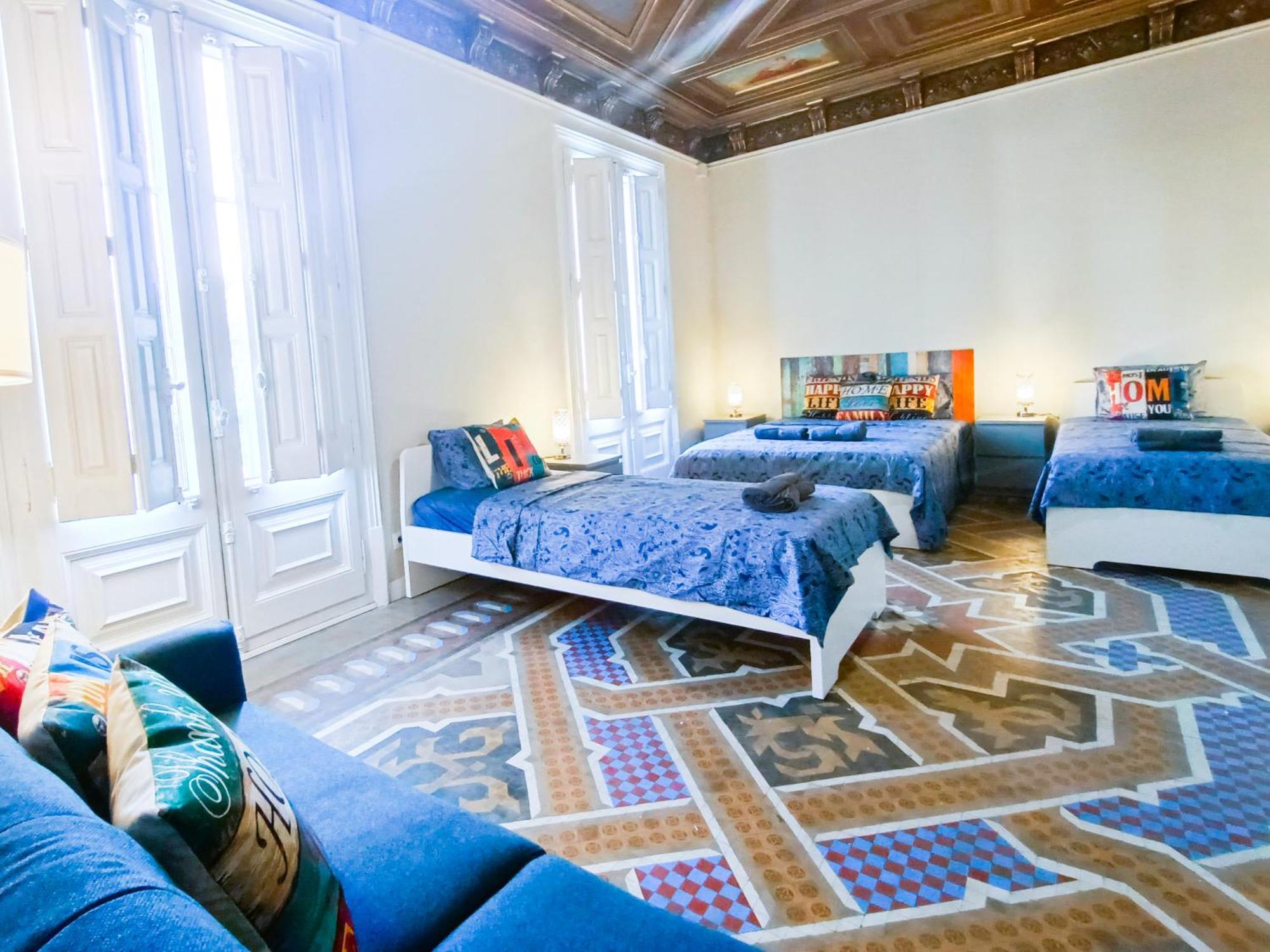 Private Rooms By Plaza Catalunya บาร์เซโลนา ภายนอก รูปภาพ