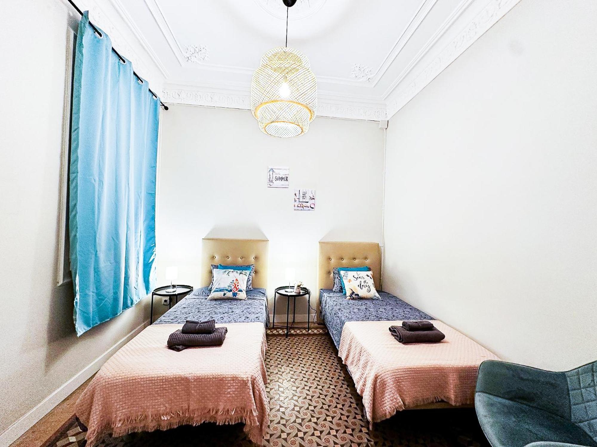 Private Rooms By Plaza Catalunya บาร์เซโลนา ภายนอก รูปภาพ