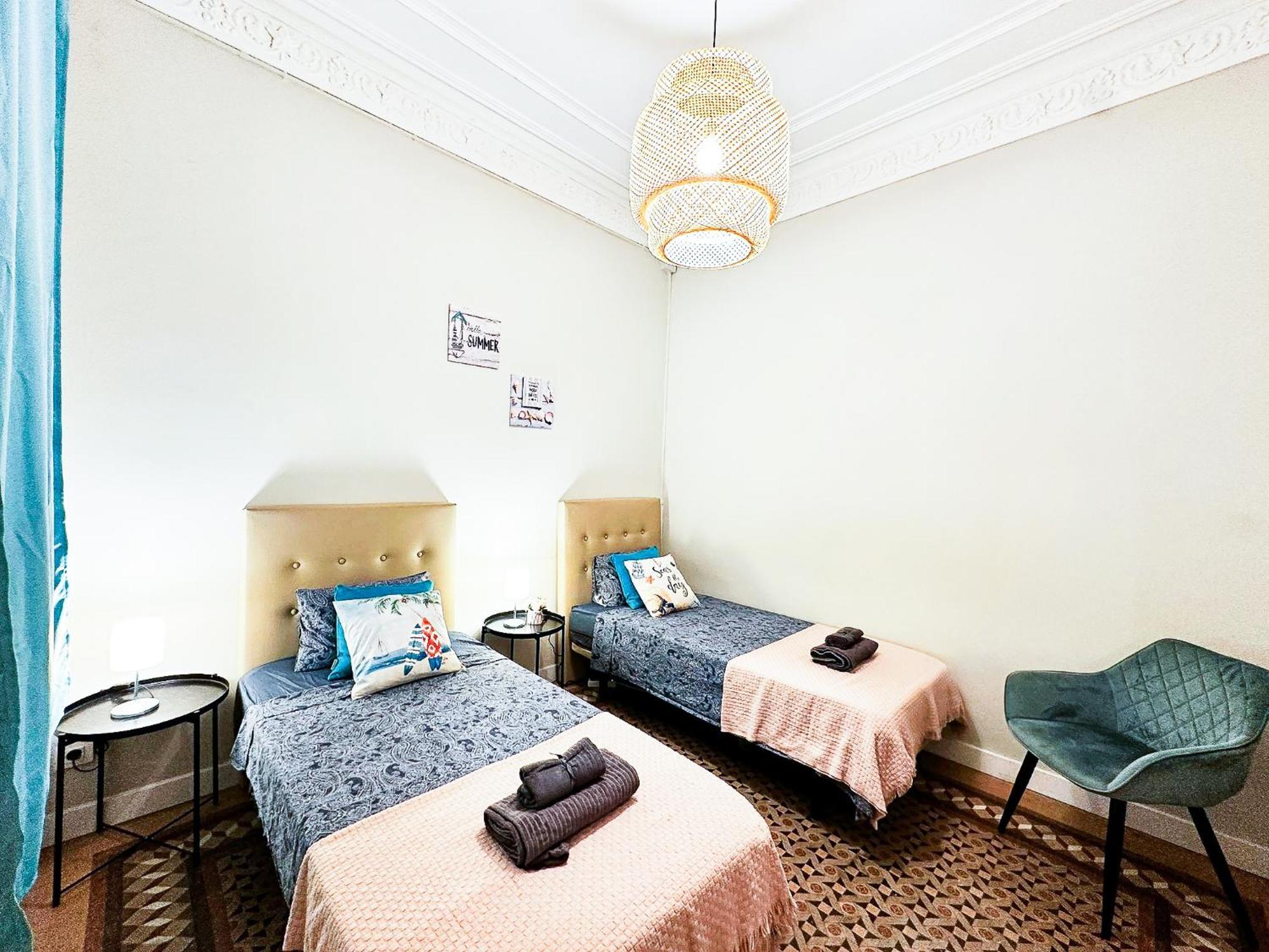 Private Rooms By Plaza Catalunya บาร์เซโลนา ภายนอก รูปภาพ