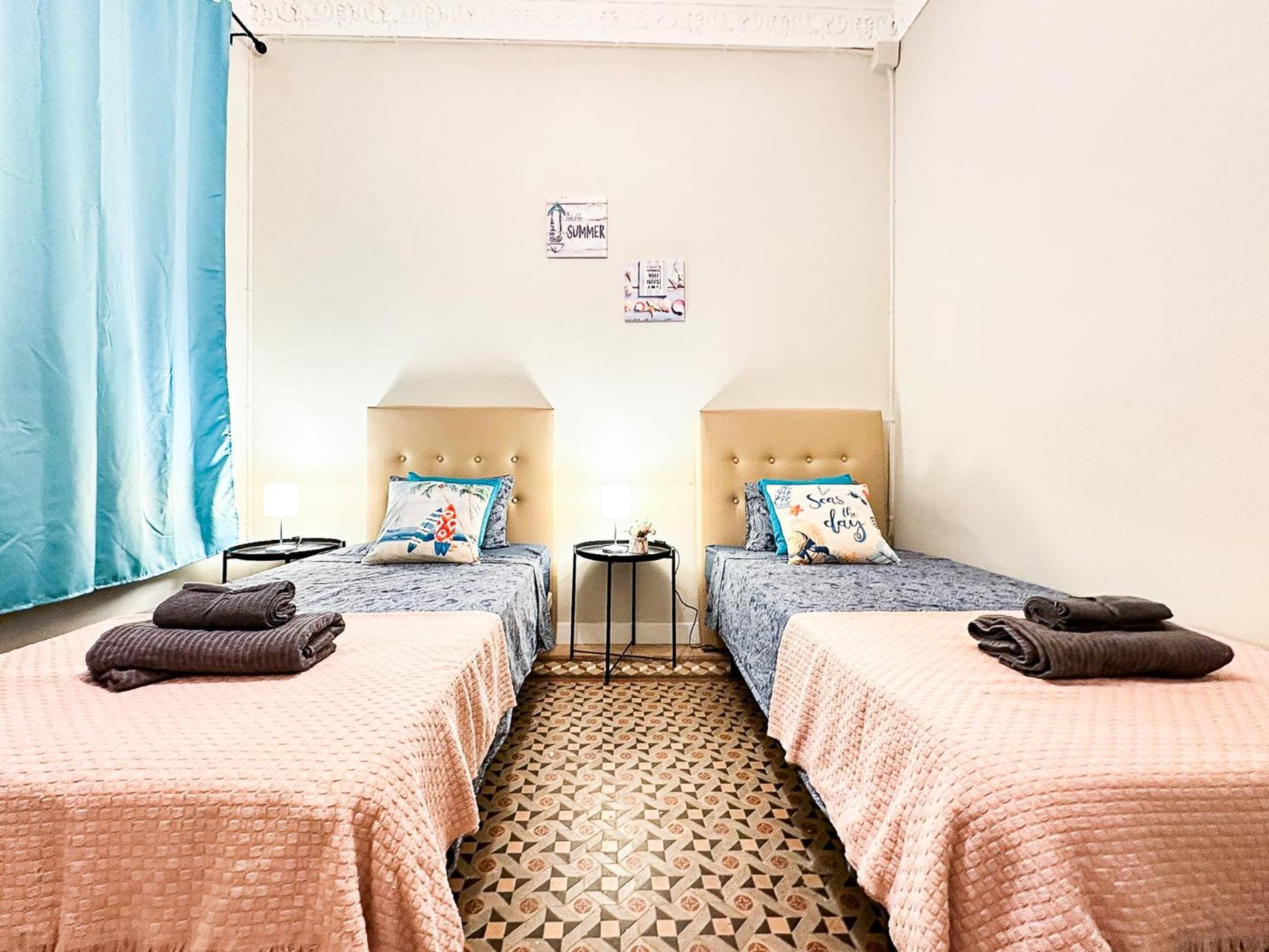 Private Rooms By Plaza Catalunya บาร์เซโลนา ภายนอก รูปภาพ