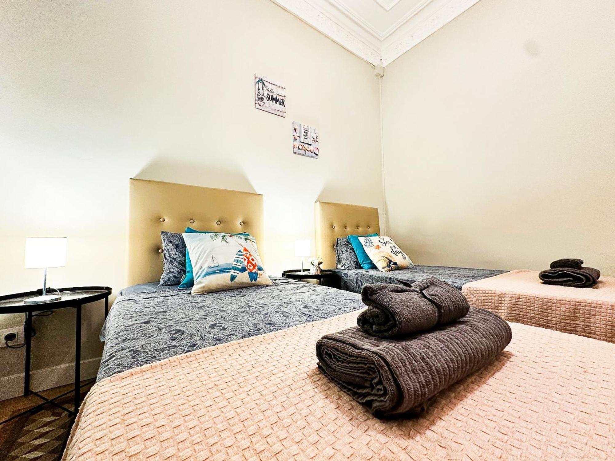 Private Rooms By Plaza Catalunya บาร์เซโลนา ภายนอก รูปภาพ
